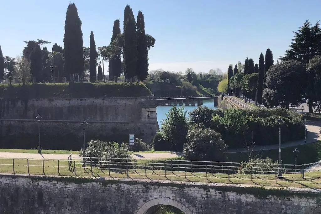 *Central Lakeside Apt*Swimming Pool & Free Parking Peschiera del Garda Appartement
